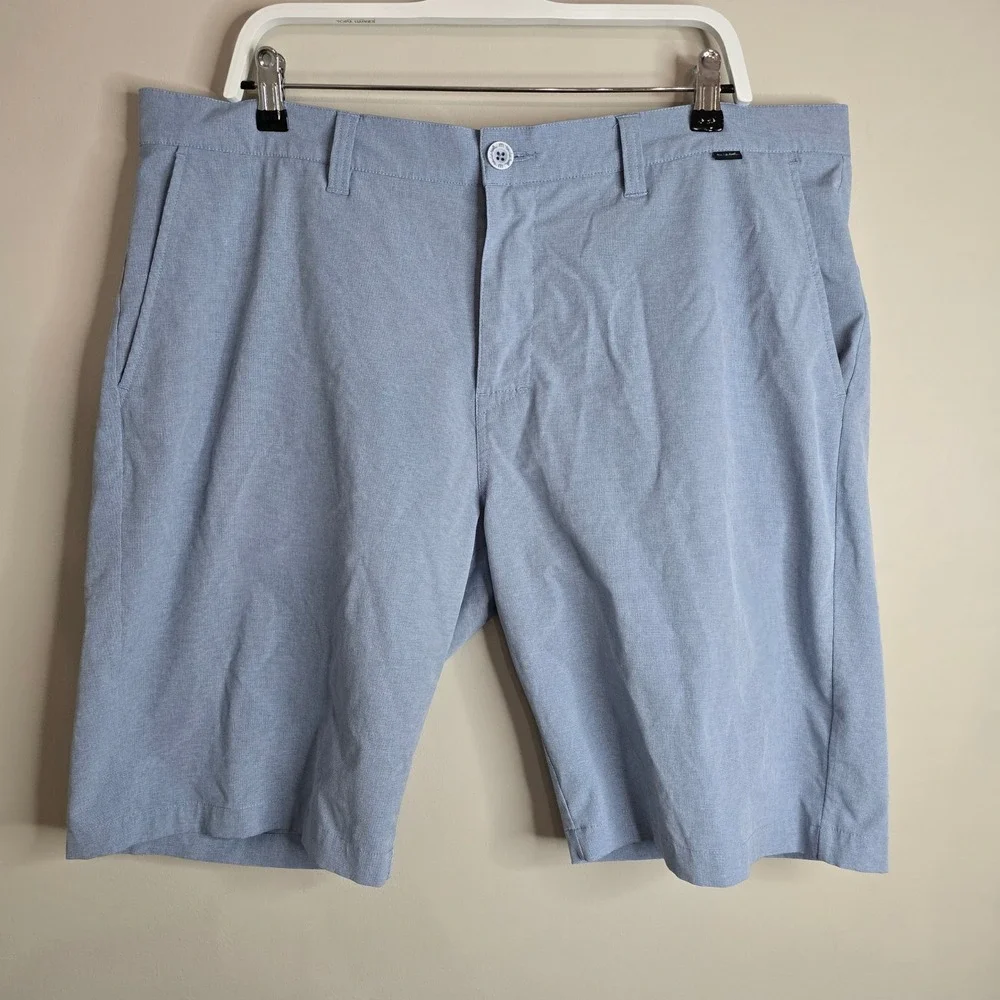 TravisMathew Mens Golf Shorts Light Blue Textured Stretch Size 40 Flat Front